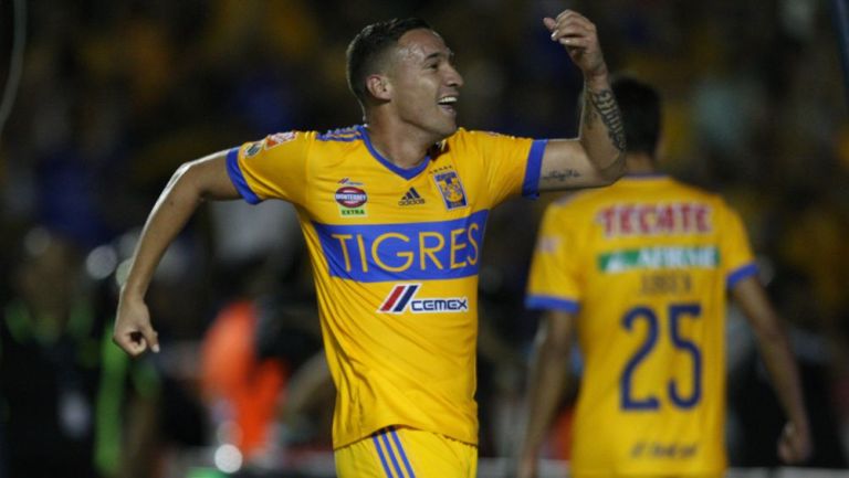 Dueñas celebra un gol con Tigres