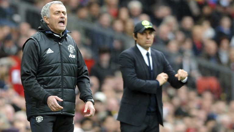 Mourinho da indicaciones durante un juego del Manchester United