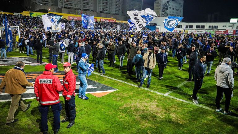 Los aficionados del Porto, dentro de la cancha del estadio