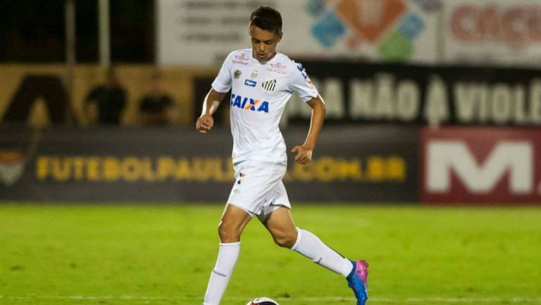 Matheus Ribeiro, en un juego de Santos de Brasil
