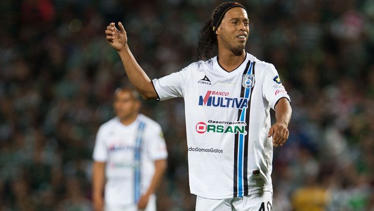 Ronaldinho en un partido con Querétaro 