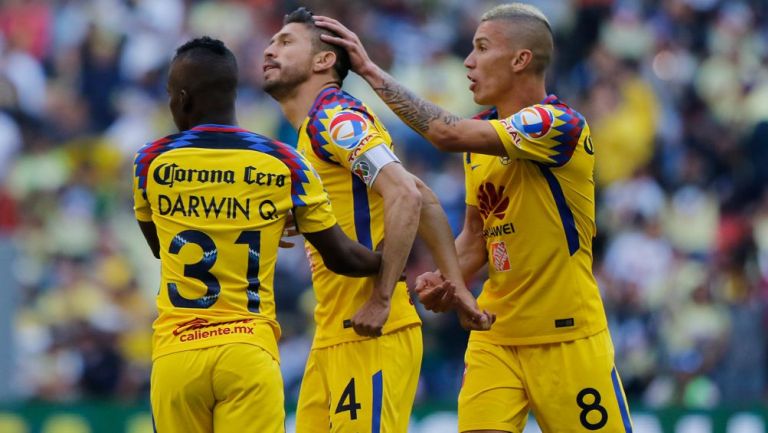 Oribe, Uribe y Darwin celebran un gol con el América