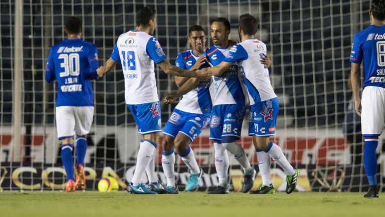 Festejo de los jugadores del Puebla tras marcar a Cruz Azul