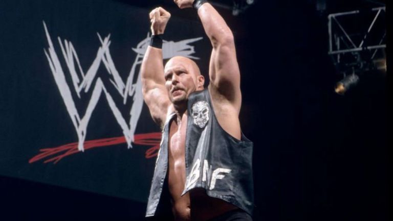 Stone Cold celebra una victoria en WWE 