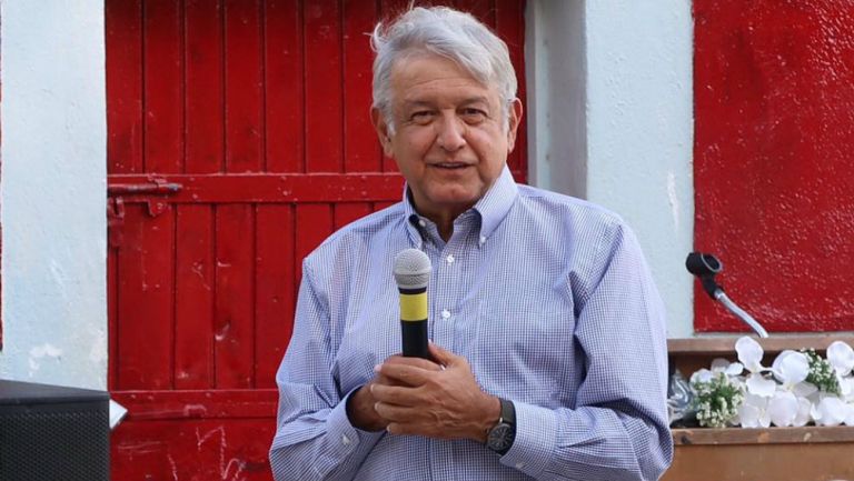 López Obrador en un acto de precampaña 