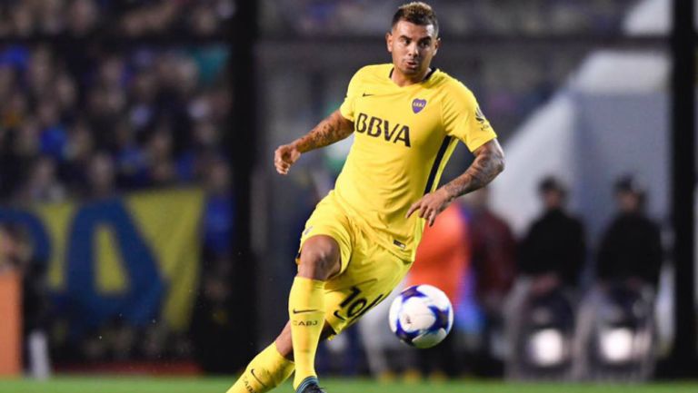 Edwin Cardona disputa un juego con Boca Juniors
