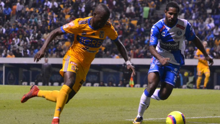 Enner Valencia disputa el balón contra Brayan Angulo en el encuentro frente a Puebla 