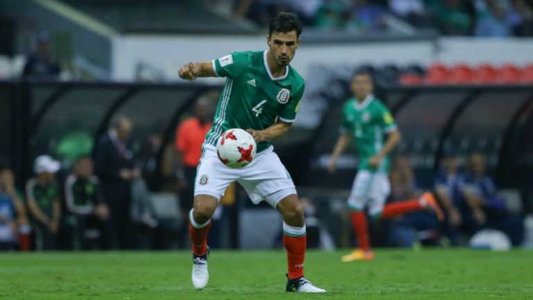 Oswaldo Alanís controla el balón en un juego vs Honduras en el Azteca