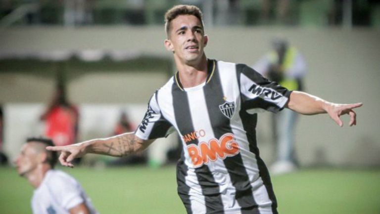 Neto Berola festeja anotación con Atlético Mineiro 