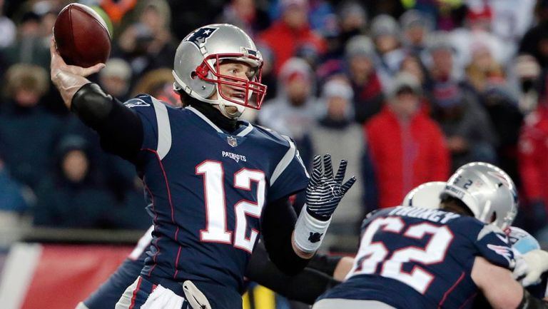 Tom Brady a punto de lanzar un pase en un juego de Patriots