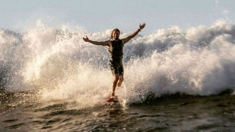 Hugo Vau surfeando las playas de Hawaii