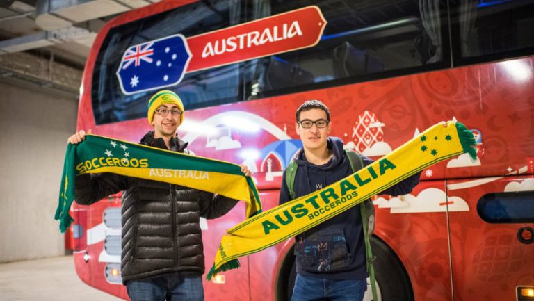 Aficionados de Australia posan con el camión de su selección