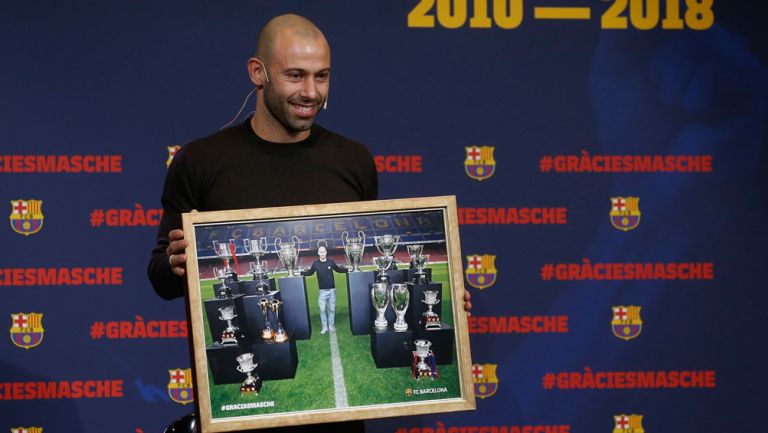 Mascherano posa con un cuadro de sus títulos con el Barça