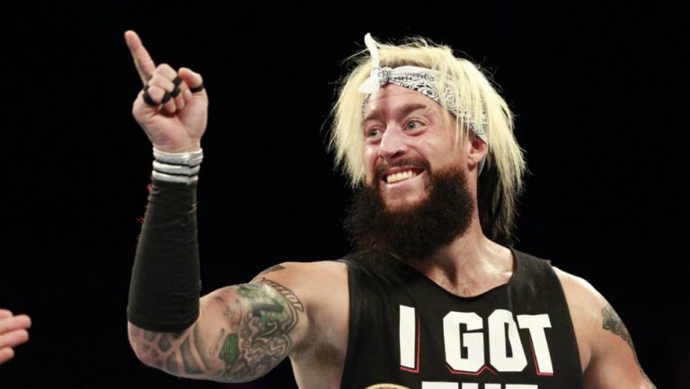 Enzo Amore sonríe señalando a los fans de WWE
