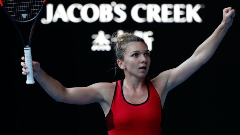 Simona Halep festeja tras vencer a Angelique Kerber en la Semifinales del Australian Open