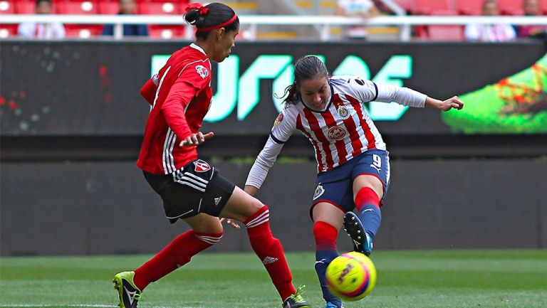 Brenda Viramontes controla el balón en un juego con Chivas