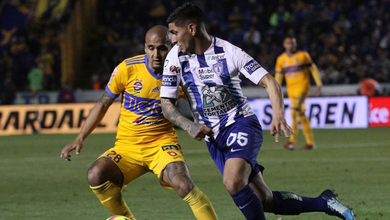 Víctor Guzmán pelea por el balón en el juego frente a Tigres