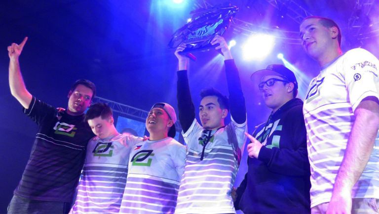 Los jugadores de OpTic Gaming levantan el trofeo de campeón