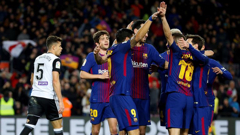 Jugadores de Barcelona celebran el gol de Suárez