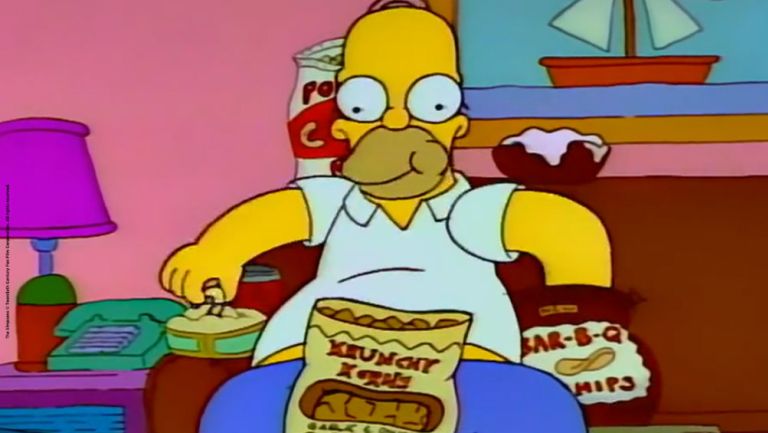 Homero Simpson, disfruta de una rica botana en la sala
