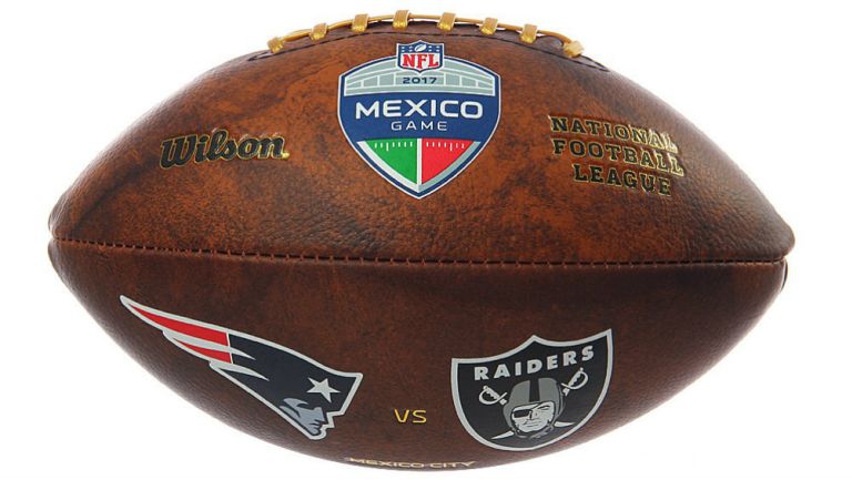Llévate el balón del juego que disputaron Patriots y Raiders en México