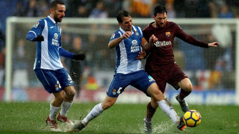 Messi disputa una pelota contra Víctor Sánchez 