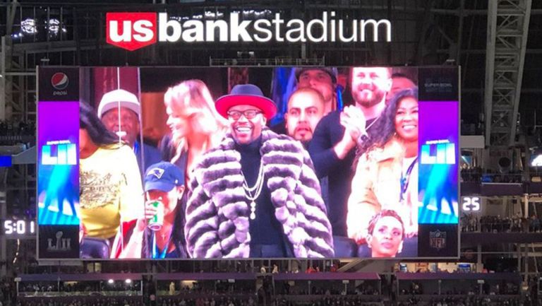 Mayweather sonríe al ser proyectado en la pantalla del estadio