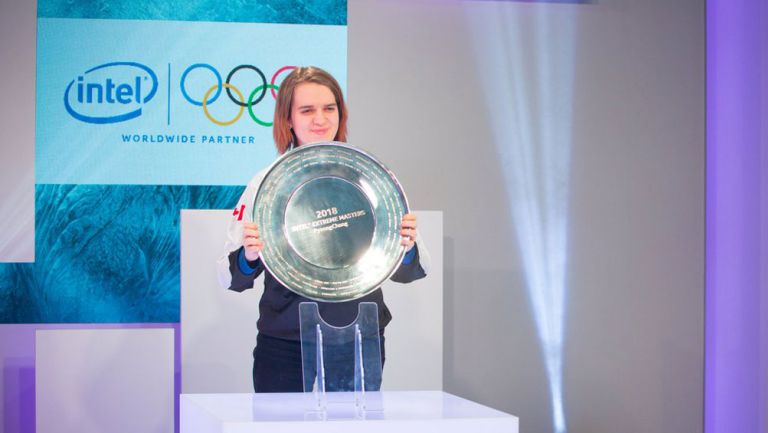 Scarlett sostiene el trofeo de campeona de PyeongChang 2018