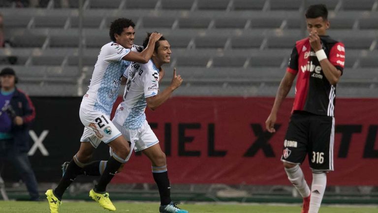 Eduardo Aguirre festeja su primer gol frente al Atlas