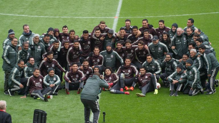 Selección Mexicana posa para una foto 