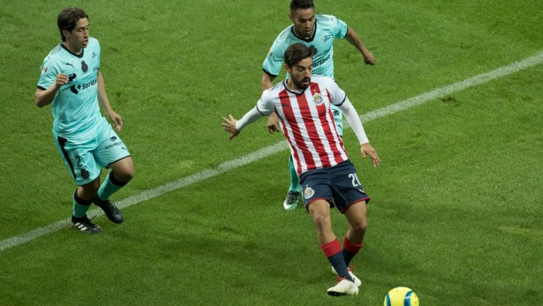 Rodolfo Pizarro remata en el juego contra Santos