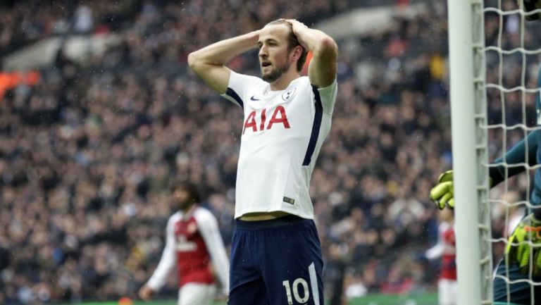 Harry Kane se lamenta tras fallar una oportunidad de gol para el Tottenham