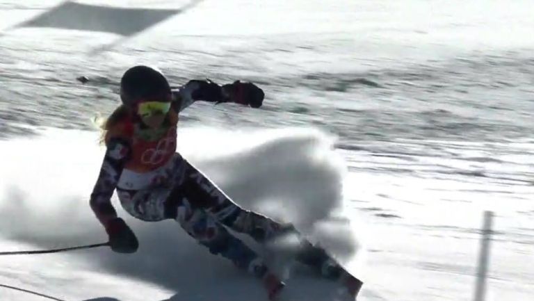 Sarah Schleper baja en la competencia en slalom gigante en JOO