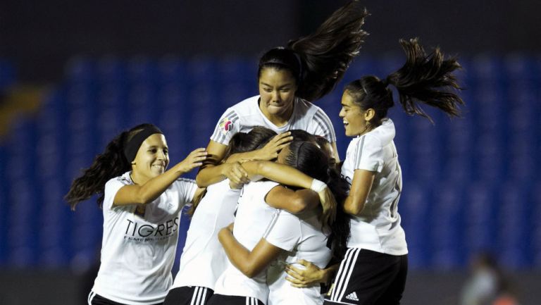 Jugadoras de Tigres Femenil celebran anotación con abrazo 