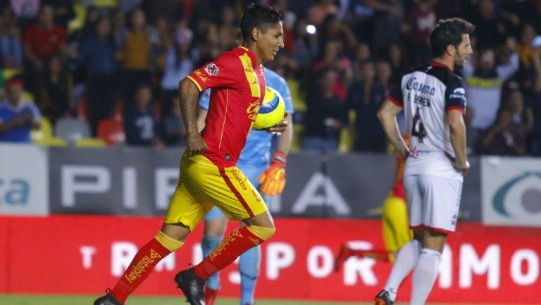 Raúl Ruidíaz festeja su gol contra Lobos BUAP