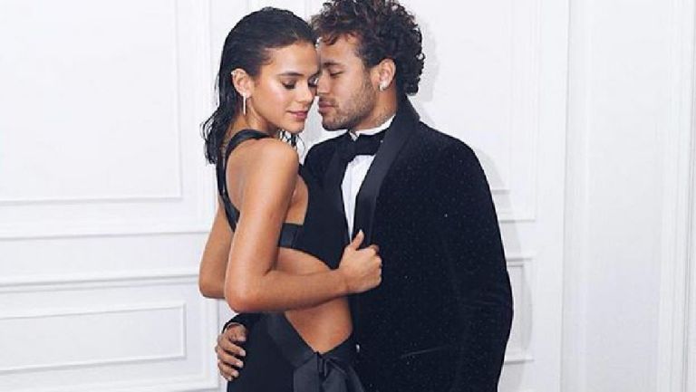 Bruna y Neymar posan juntos en una fotografía