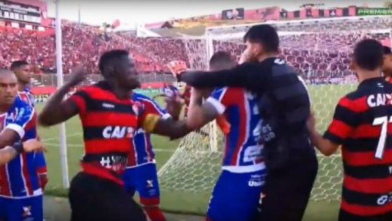 Jugadores de Bahía y Vitória se golpean en Brasil 