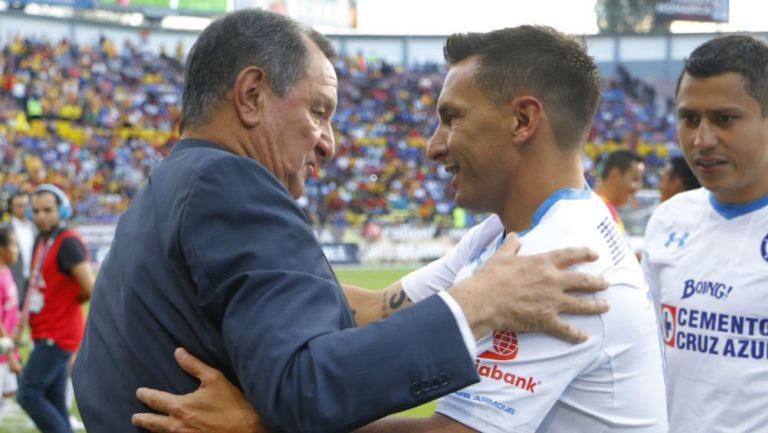  Enrique Meza y Christian Giménez se saludan previo a un juego en 2016
