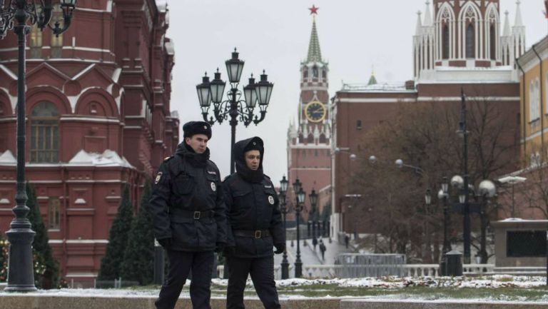 Policía en Rusia  vigila las calles durante el sorteo del Mundial 