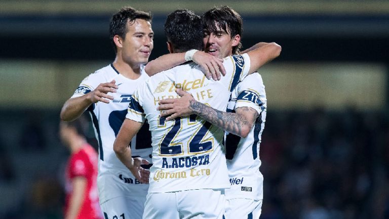Formica, Torres y Acosta celebran un gol con Pumas