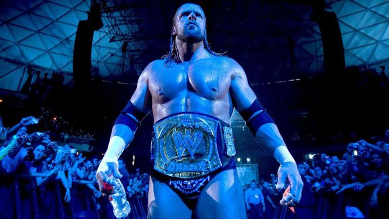 Triple H hace su entrada como Campeón de la WWE