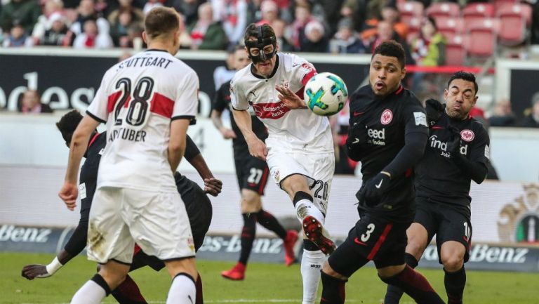 Simon Falette dispara una pelota ante la mirada de los jugadores del Frankfurt 