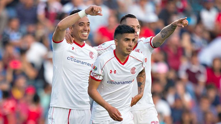 Fernando Uribe celebra un gol con sus compañeros
