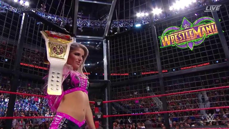 Alexa Bliss festeja tras retener el título