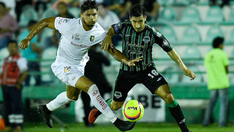 Geremias Melendez y Eduardo Perez disputan el esférico durante el partido de Copa MX