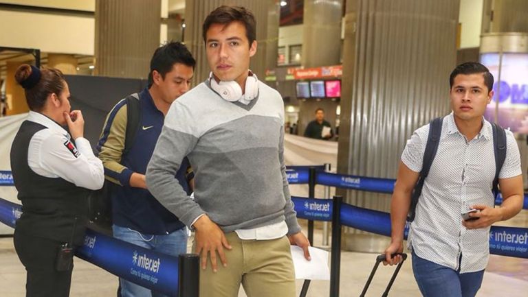 Erick Torres llega al Aeropuerto Internacional de la CDMX