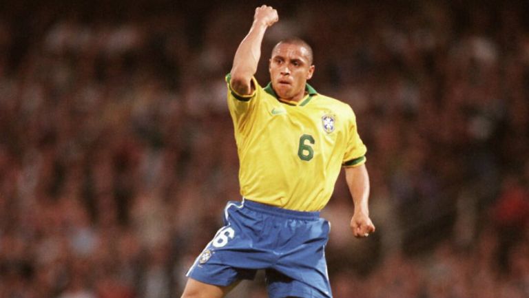 Roberto Carlos celebra gol con la playera de Brasil