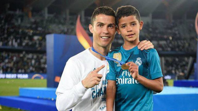 Cristiano Ronaldo junto a su primogénito,después de ganar el Mundialito 