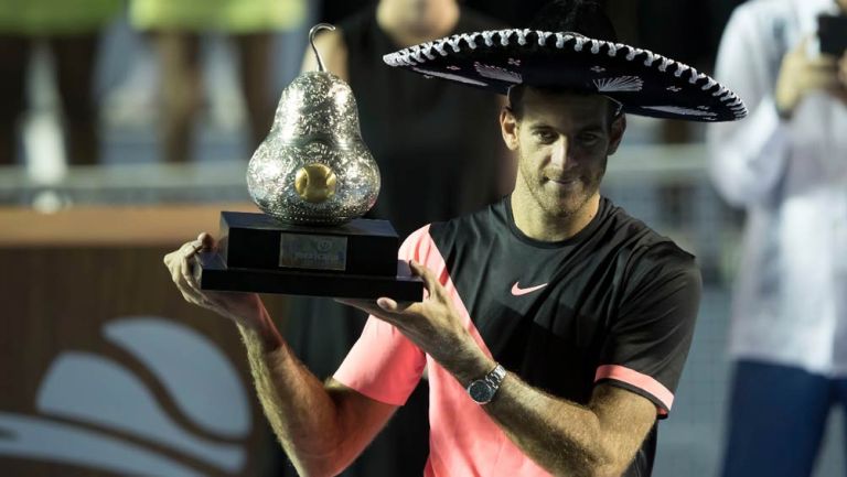 Del Potro sostiene el trofeo de campeón del Abierto Mexicano de Tenis