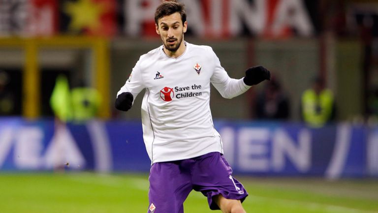 Astori disputa un duelo con la Fiorentina en la Serie A 